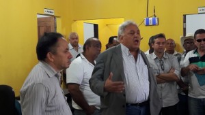 Vírgilio em conversa com os garimpeiros em Serra Pelada 