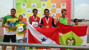 Leonam de Souza Araújo (c) foi destaque no atletismo com a conquista de duas medalhas - prata no salto em distância e ouro na prova dos 100m, na classe T11, para cegos